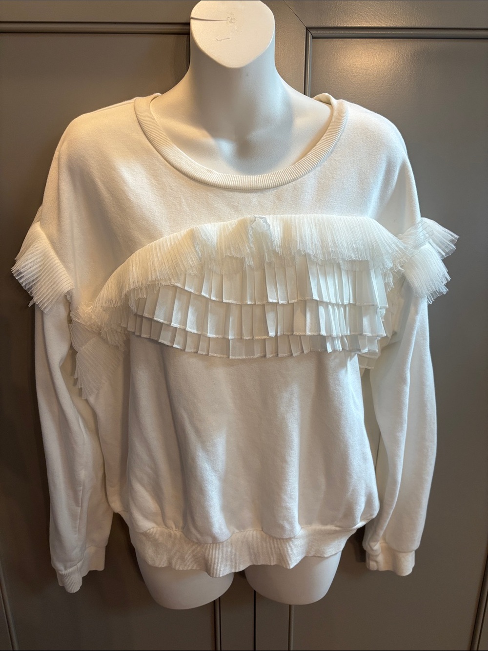 JJ’s Fairyland White Ruffle Front Sweatshirt L Romantic. Sweetheart